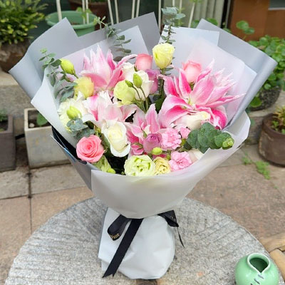 福州9朵玫瑰混搭百合，爱恋纯真无邪
